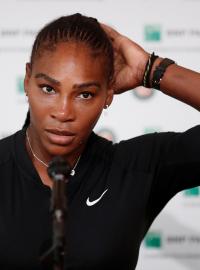 Tenistka Serena Williamsová na tiskové konferenci oznamuje odstoupení z French Open.