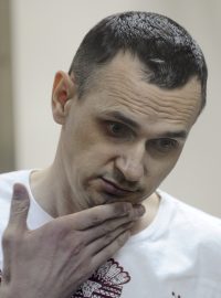 Ukrajinský režisér Oleg Sencov před soudem v Rostově na Donu v srpnu 2015