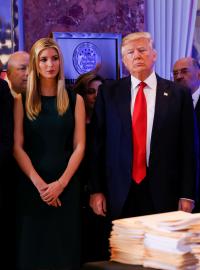 Donald Trump s trojici svých nejstarších dětí na tiskové konferenci v lednu 2017