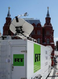 Přenosový vůz televize RT u Rudého náměstí v Moskvě (ilustrační foto).
