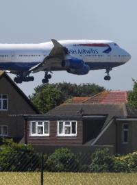 Boeing 747 aerolinky British Airways přilétá k letišti Heathrow v Londýně.