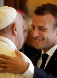 Francouzský prezident Emmanuel Macron a papež František.
