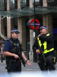 V ulicích okolo britského parlamentu hlídkují ozbrojení policisté.
