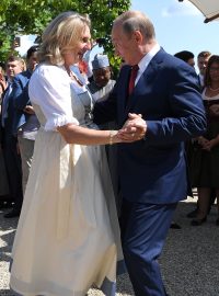 Karin Kneisslová během tance s ruským prezidentem Vladimirem Putinem na své svatbě.