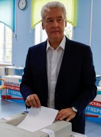 Moskevský primátor Sergeji Sobjaninovi u voleb