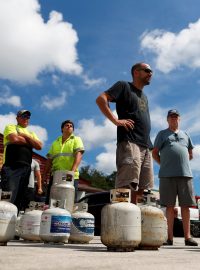 Obyvatelé Myrtle Beach v Jižní Karolíně čekají na naplnění plynových bomb