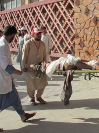 Záchrana zraněných po útoku ve východoafghánské provincii Nangarhár.