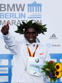 Eliud Kipchoge v cíli berlínského maratonu