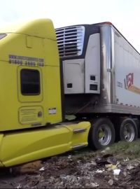 Odstavený kamion se 157 mrtvolami v Mexiku. Místní úřady posléze musely přiznat, že šlo o ostatky zavražděných lidí, pro něž neměly dostatečné kapacity v márnici místního forenzního ústavu.