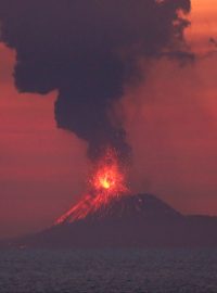 Láva sopky Anak Krakatoa v Indonésii z 22. září 2018. Začala se formovat před 90 lety poté, co erupce původního vulkánu vyvolala v roce 1883 vlny tsunami, o život tehdy přišlo na 36 tisíc lidí