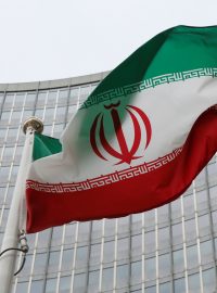 Íránská vlajka před budovou Mezinárodní agentury pro atomovou energii ve Vídní