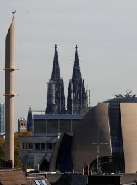 Nová mešita v Kolíně na Rýnem, v pozadí kolínská katedrála