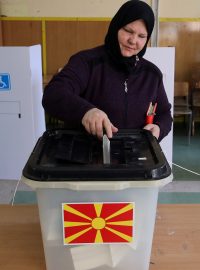 Žena hlasuje v referendu o názvu Makedonie