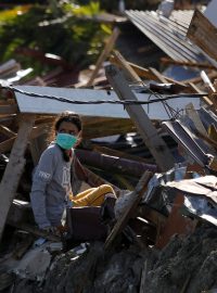 Obyvatelé indonéského ostrova Sulawesi ještě nestihli odklidit trosky po zemtřesení a vlně tsunami, které ho postihly na konci září, a už ho zasáhlo další zemětřesení. Úřady nehlásí nové škody.
