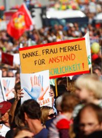 Tisíce lidí demonstrují v Berlíně proti xenofobii a rasismu.