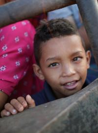 Chlapec na korbě nákladního vozu, jednoho z prostředků, kterými se snaží přepravit tisíce lidí ze Střední Ameriky do USA.
