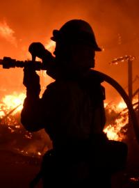 Hasiči bojují s rozsáhlými požáry