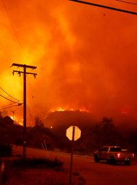 Rozsáhlý požár poblíž kalifornského města Malibu