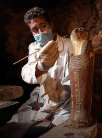 V hrobkách nacházejících se v oblasti Sakkára nedaleko Káhiry byly rovněž vůbec poprvé nalezeny i mumie skarabeů