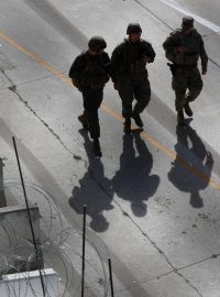 Američtí vojáci hlídkují u hranice s Mexikem