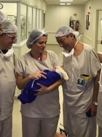 Lékařský tým s vůbec prvním živým dítětem, které se narodilo brazilské ženě s transplantovanou dělohou od mrtvé dárkyně