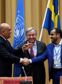 Zástupce delegace Húsíoů Mohamed Abdul-Salám a jemenský ministr zahraničí Chálid Jamání během mírových rozhovorů. Vlevo je švédská ministryně zahraničí Margot Wallstromová a uprostřed generální tajemník OSN António Guterres