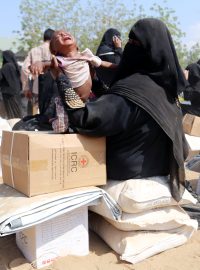 Jemenci čekající v distribučním centru v Bajilu.