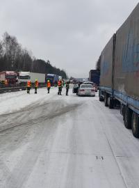 Na 99. kilometru D1 směrem na Prahu se srazilo deset nákladních aut, autobus a dvě nákladní auta.