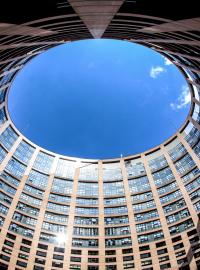 Nádvoří budovy Evropského parlamentu ve Štrasburku