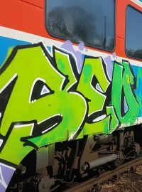 České dráhy se letos častěji potýkají s útoky vandalů a nestíhají soupravy CityElefant umývat.