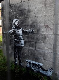 Banksyho graffiti se objevilo na garáži ve Walesu.
