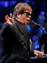 Britský zpěvák a klavírista Elton John během koncertního turné Farewell Yellow Brick Road, tady konkrétně v Los Angeles