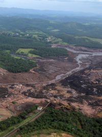 Bahno z protržené přehrady loni v lednu zaplavilo část obce Vila Ferteco, která leží společně s důlním areálem nedaleko města Belo Horizonte, metropole státu Minas Gerais