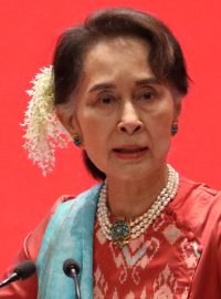 Vůdkyně barmské vlády Aun Schan Su Ťij na archivním snímku z konference v Neipyijtu.