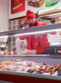 Polští producenti masa se obávají, že pokud se zpráva v zahraničních médiích udrží delší dobu, dopady budou zdrcující. Snímek z masny v polské Gdyni