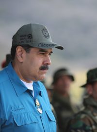 Venezuelský prezident Nicolás Maduro s vojáky