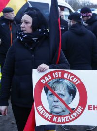 Demonstranti, kteří protestovali proti udělení čestného občanství východoněmeckého Templinu kancléřce Angele Merkelové