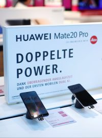 Vystavené tablety a chytré telefony společnosti Huawei v sídle Deutsche Telekom v Bonnu