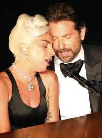 Lady Gaga a Bradley Cooper vystoupili s písní z filmu Zrodila se hvězda