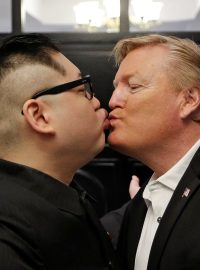 Howard X se ještě před deportací stačil rozloučit a políbit s dvojníkem Donalda Trumpa.
