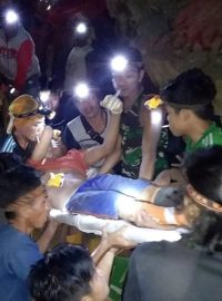 Sesuv půdy na ilegálním zlatém dole na indonéském ostrově Sulawesi zavalil více než 60 lidí