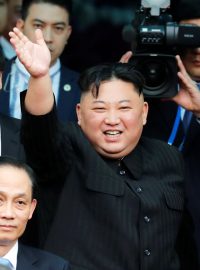 Severokorejský vůdce Kim Čong-un se loučí s davy před svým odjezdem z Vietnamu