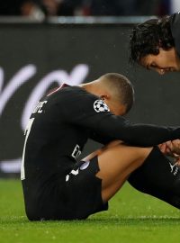 Zklamaní fotbalisté PSG Kylian Mbappé (vlevo) a Edinson Cavani po porážce v osmifinále Ligy mistrů.