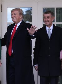 Český premiér Andrej Babiš se svojí manželkou Monikou (dva zleva) a americký prezident Donald Trump s manželkou Melanií