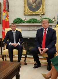 Andrej Babiš (druhý zleva) s Donaldem Trumpem (druhý zprava) na setkání v Oválné pracovně