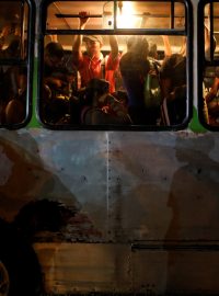 V hlavním městě nejezdilo metro, Venezuelané tak po cestě z práce museli využít autobusy nebo vlastní nohy.