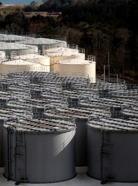 Kontejnery s radioaktivní vodou z jaderné elektrárny Fukušima v Japonsku