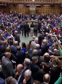 V Dolní sněmovně britského parlamentu oznamují výsledky hlasování o prodloužení vyjednávacího období brexitu.