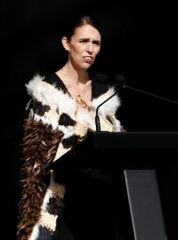 Novozélandská premiérka Jacinda Ardernová promluvila  před davem.