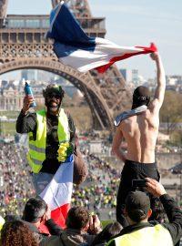 Takzvané žluté vesty protestují ve Francii už podvacáté.